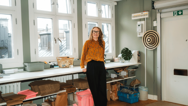 Optikern Kajsa Gode står framför ett bord